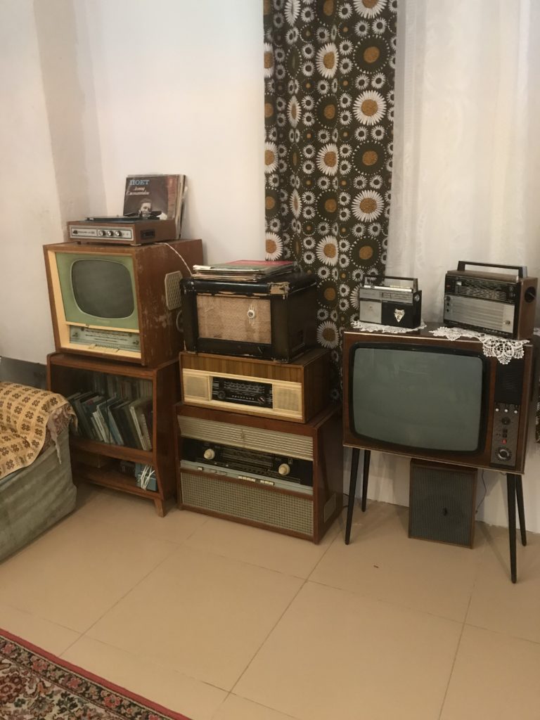 Сколько стоили стенки, диваны и прочая мебель в СССР